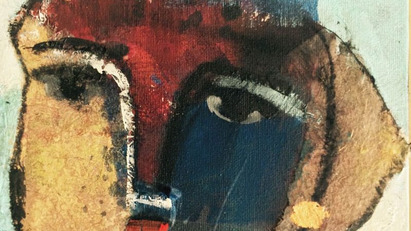 L'image représente une œuvre d'art abstraite d'un visage stylisé, mêlant des couleurs vives et des textures variées. Le visage est marqué par des formes simples, avec une teinte rouge prédominante et des nuances de bleu et de jaune. Les yeux et la bouche sont esquissés de manière minimaliste, ajoutant une touche expressive à l'ensemble. La composition évoque une grande créativité et un style contemporain.