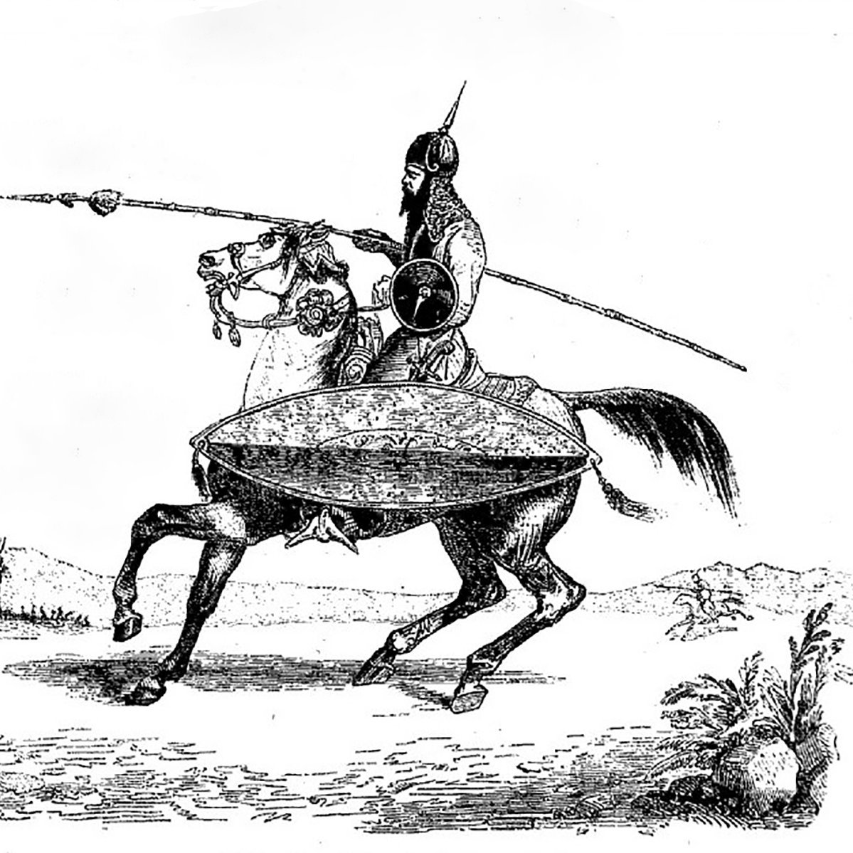 تظهر الصورة شخصية فارس يقاتل على ظهر حصان. الفارس يحمل رمحًا طويلًا ويبدو في وضع نشيط كما لو كان في خضم القتال. يرتدي الفارس درعًا وقائيًا ويحمل درعًا دائريًا في يده الأخرى. الخلفية بسيطة وتضم بعض الكثبان والجبال البعيدة، مما يعطي انطباعًا عن ساحة المعركة. التصميم يبدو قديمًا ويمثل نوعًا من الفنون التقليدية.