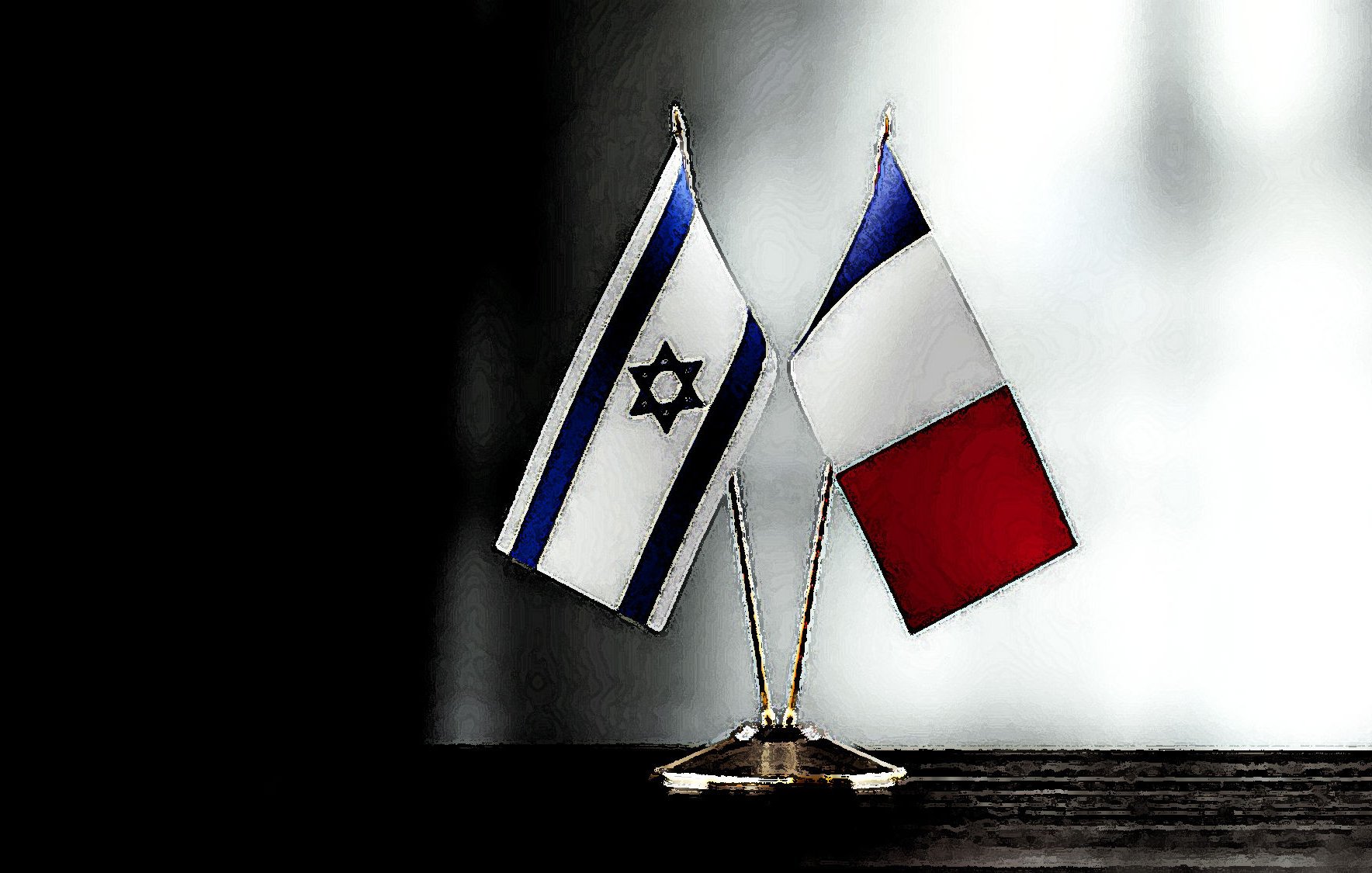 الصورة تظهر علمين صغيرين مرفوعين على قاعدة، أحدهما علم دولة إسرائيل ذو الألوان الزرقاء والبيضاء مع نجمة داود، والآخر هو علم دولة فرنسا بألوانها الثلاثة: الأزرق والأبيض والأحمر. الخلفية مظلمة، مما يبرز الأعلام بشكل واضح.