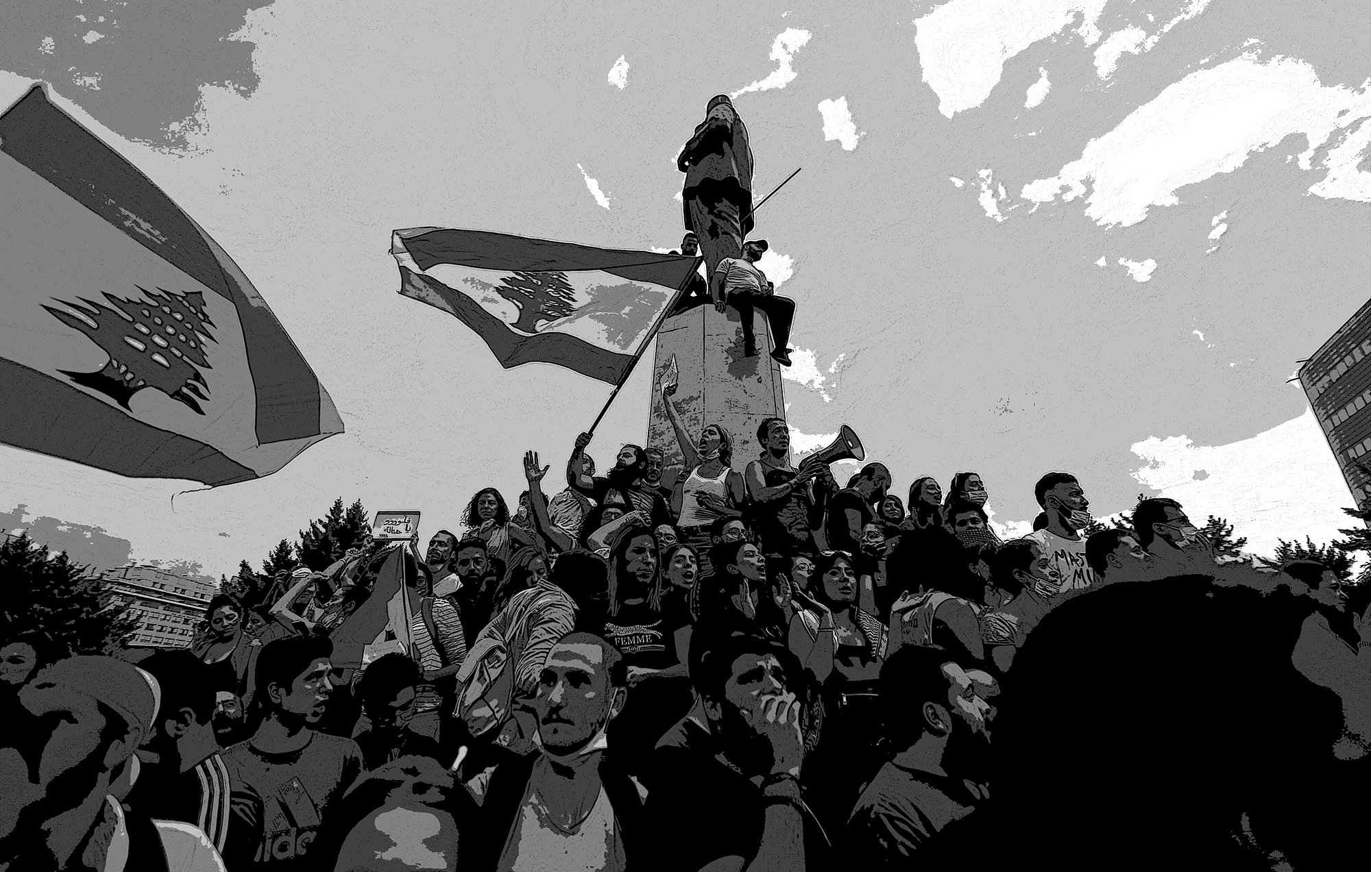 L'image montre une scène de manifestation au Liban, avec un groupe de personnes rassemblées autour d'un monument. Des drapeaux libanais flottent, et certains manifestants sont sur le monument, exprimant leur passion et leur engagement. L'ambiance semble dynamique et pleine d'énergie, reflétant des sentiments de protestation et de solidarité. Les nuages dans le ciel ajoutent une dimension dramatique à la scène.