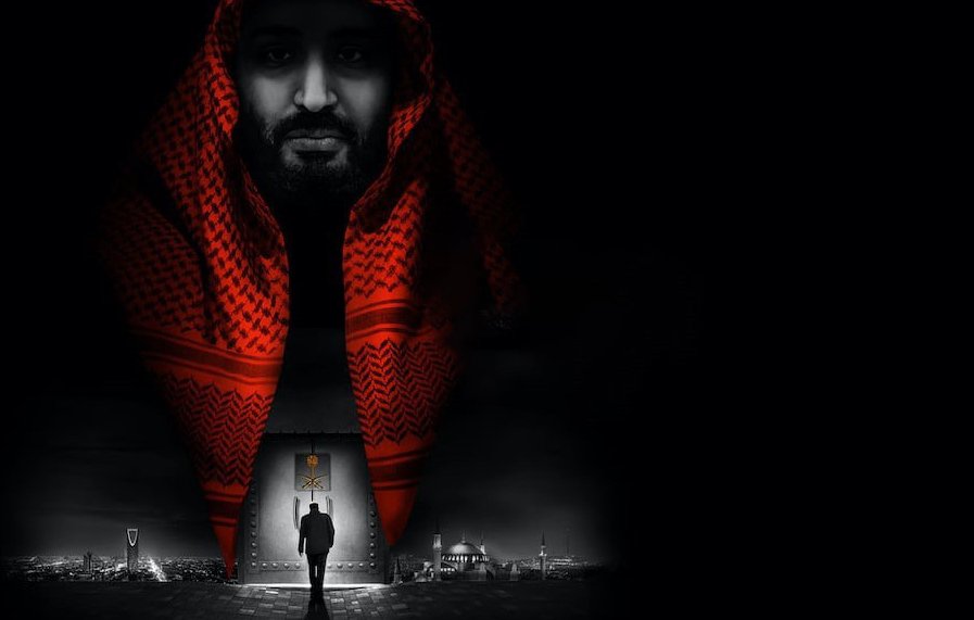 L'immagine presenta un'illustrazione caratterizzata da forti contrasti tra il nero e il rosso. In primo piano si vede una figura maschile che indossa un copricapo tradizionale, mentre sullo sfondo è rappresentata una silhouette di un uomo che cammina verso un grande portone. Il viso della figura principale emerge quasi in modo tridimensionale, creando un senso di profondità. L'atmosfera complessiva è misteriosa e solenne, evocando un senso di autorità e presenza.