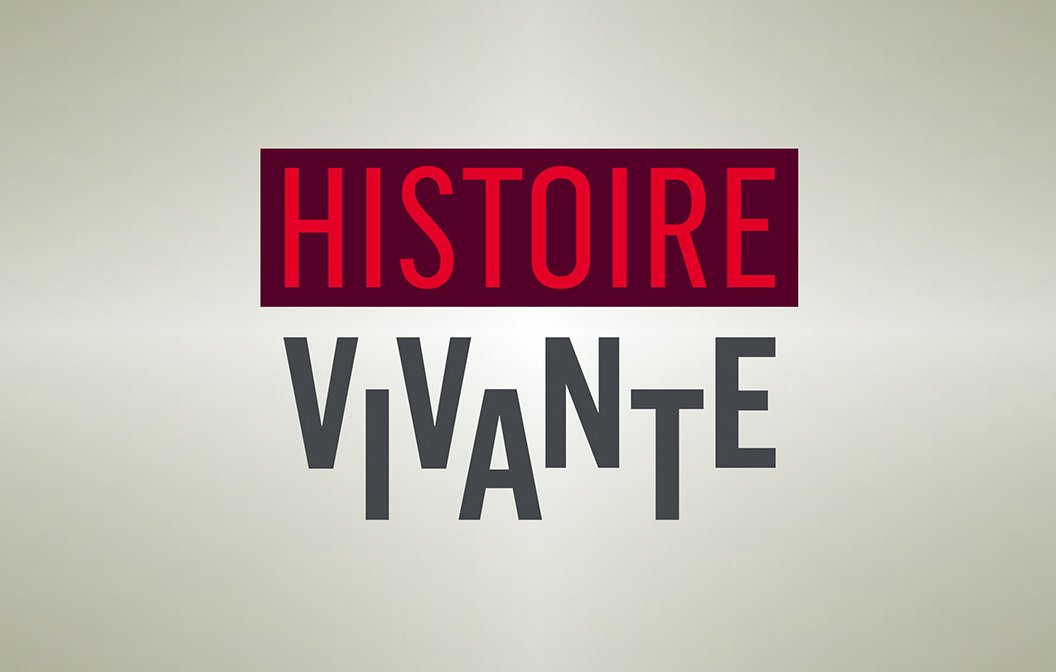 L'image présente un fond clair avec le texte "HISTOIRE VIVANTE" en deux couleurs. Le mot "HISTOIRE" est écrit en rouge, en lettres majuscules, tandis que "VIVANTE" est en gris, avec un style de police plus audacieux et légèrement décalé. L'ensemble donne une impression dynamique et moderne.
