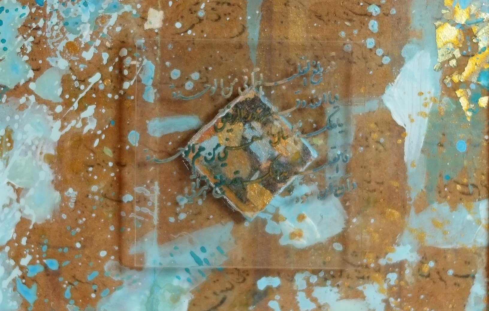 L'image présente une composition artistique aux couleurs variées, notamment des nuances de bleu, de doré et de brun. On observe des éclaboussures et des textures qui ajoutent de la profondeur à l'œuvre. Au centre, un carré doré attire l'œil, tandis que des inscriptions en arabe sont visibles, s'intégrant harmonieusement dans le design global. L'ensemble crée une ambiance à la fois moderne et inspirée par des éléments culturels.