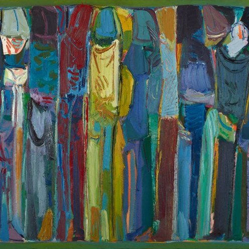 Toiles verticales colorées, figures abstraites en mouvement, ambiance vibrante et dynamique.