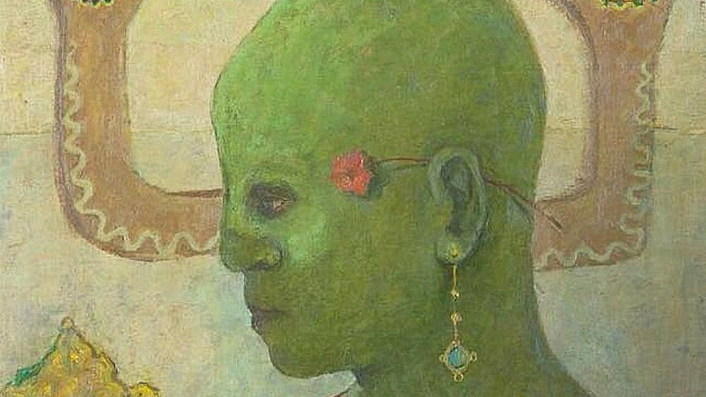 L'image montre un personnage avec une peau verte, une tête chauve et un regard contemplatif. Il porte une boucle d'oreille et une fleur rouge dans les cheveux. En arrière-plan, on voit deux mains qui semblent venir de derrière lui, ornées de motifs ou de décorations. Le personnage est habillé d'une tunique de couleur sombre. L'ensemble évoque une ambiance à la fois mystique et énigmatique, avec une palette de couleurs douce et des éléments symboliques.