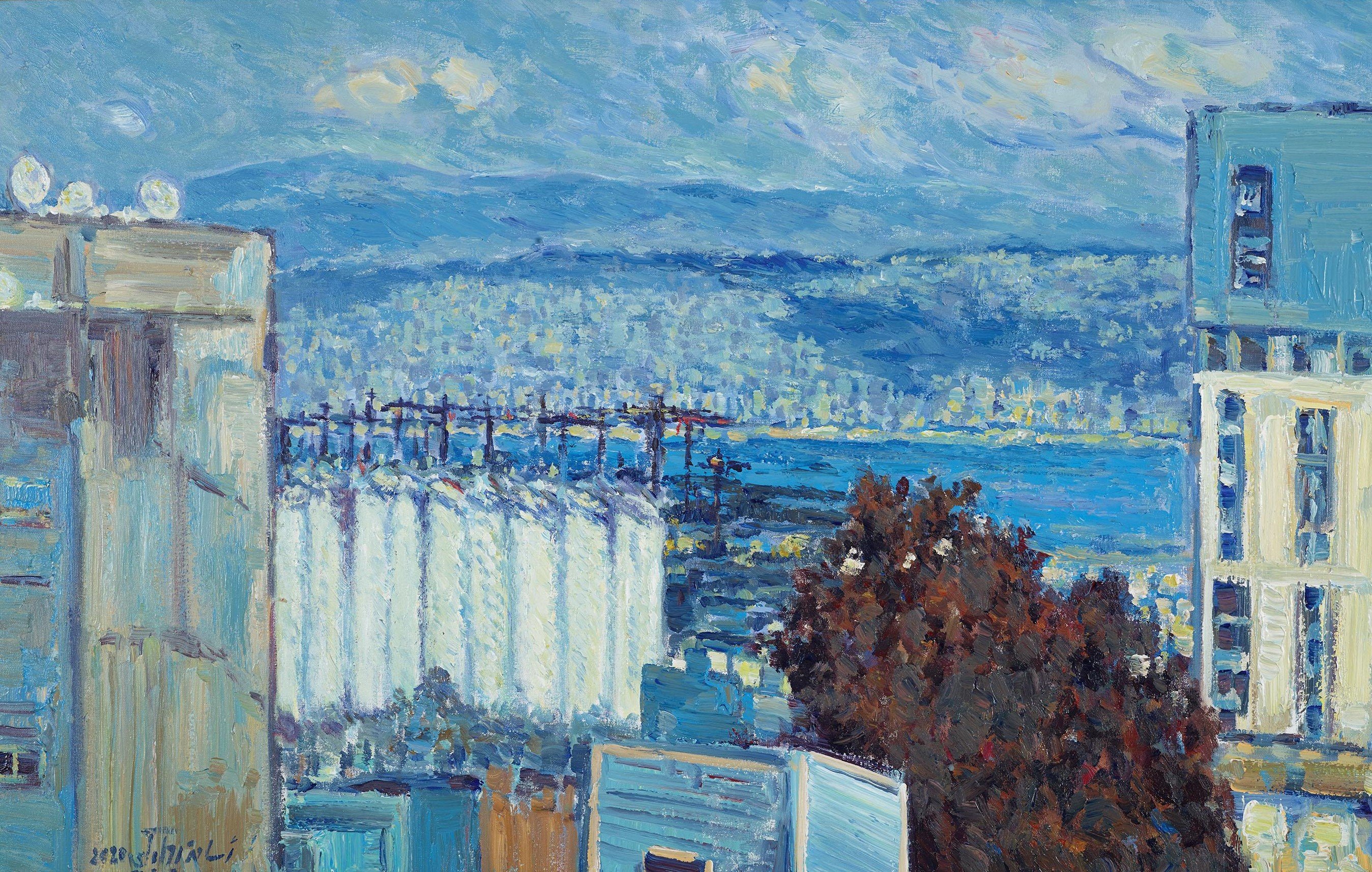 L'image représente une scène urbaine avec une vue panoramique sur un paysage en arrière-plan. On peut voir des bâtiments modernes au premier plan, ainsi qu'une étendue d'eau qui reflète le ciel. Le ciel est peint dans des tons de bleu avec quelques nuages, créant une ambiance lumineuse. Des éléments de végétation, comme des arbres, ajoutent une touche de couleur et de texture à la composition. L'ensemble dégage une impression de calme et d'harmonie entre la nature et l'urbanisme.