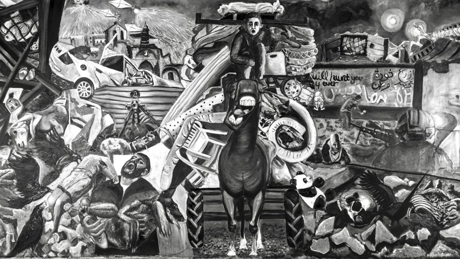 L'immagine rappresenta un'opera d'arte monocromatica che riempie il campo visivo con una composizione complessa e caotica. Al centro, spicca un cavallo in primo piano, circondato da una varietà di oggetti e figure che evocano un senso di disordine e conflitto. Dettagli come rifiuti, edifici distrutti e simboli di vita quotidiana si intrecciano, creando un paesaggio visivo denso e d'impatto. La scelta dei colori in bianco e nero conferisce un'atmosfera drammatica e malinconica, sottolineando i temi di crisi e precarietà presenti nella scena. Elementi figurativi e astratti si mescolano, invitando lo spettatore a riflettere sul significato profondo dell'opera.