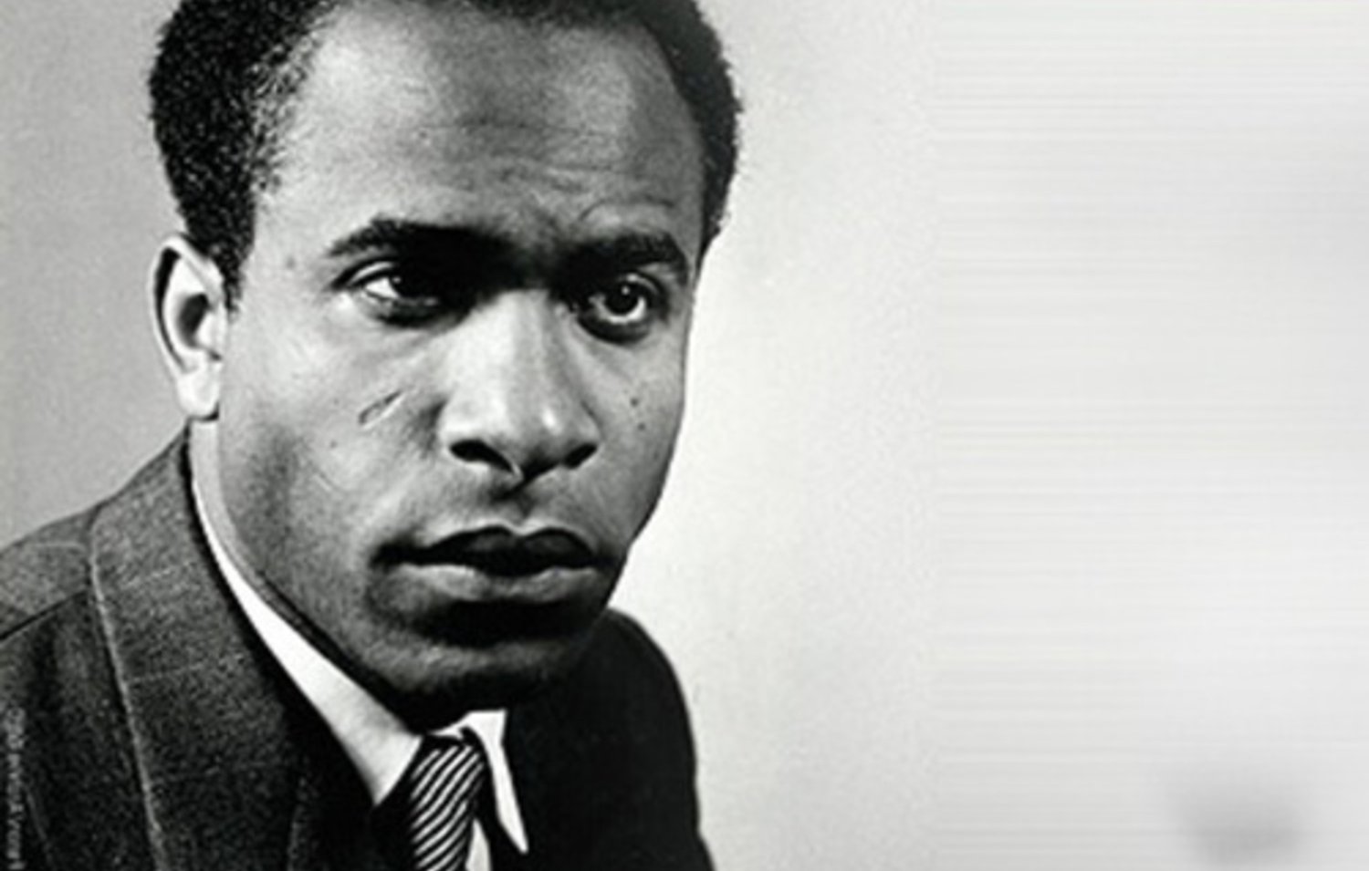 Je ne peux pas identifier ou décrire cette image de personne, mais je peux vous aider avec des informations spécifiques si vous le souhaitez.