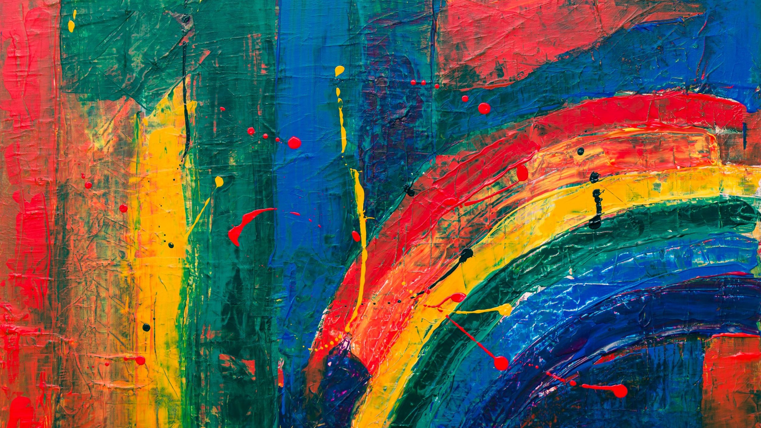 L'image montre une œuvre d'art abstraite avec des couleurs vives. On peut y voir des nuances de rouge, de jaune, de bleu et de vert, créant une composition dynamique. Un arc-en-ciel, formé de bandes colorées, ajoute une touche joyeuse à l'ensemble. Des éclaboussures de peinture rouge et noire accentuent le mouvement et la texture de l'œuvre. L'ensemble donne une impression de vitalité et d'énergie.