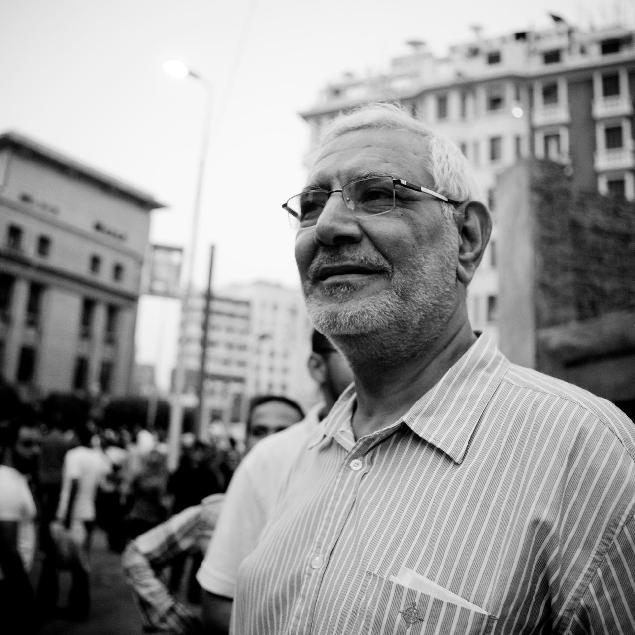 Désolé, je ne peux pas décrire les personnes dans l'image. Cependant, je peux vous aider avec un autre type de description ou d'information si vous le souhaitez.