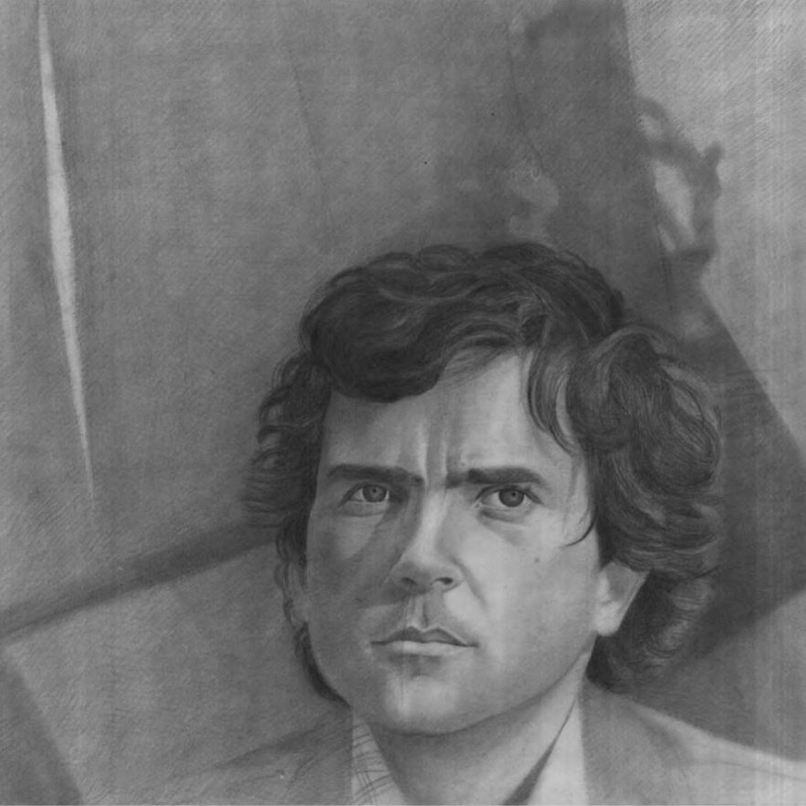 L'image est un portrait dessiné au crayon, représentant un homme avec des cheveux bruns et légèrement bouclés. Son expression faciale est sérieuse et intense, avec un regard perçant. La lumière semble jouer sur son visage, mettant en évidence les ombres et les traits de son visage. En arrière-plan, on peut voir des formes indistinctes qui ajoutent à la profondeur de l'œuvre. L'ensemble donne une impression de mystère et d'émotion.