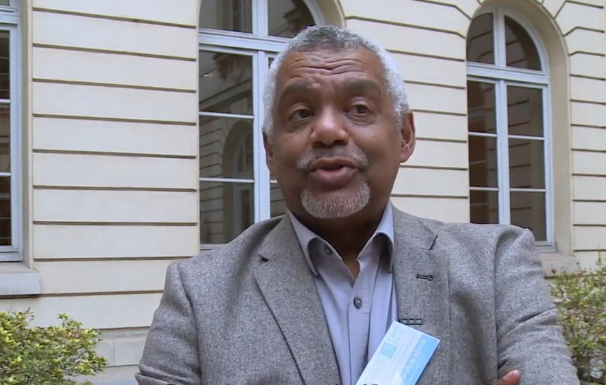 Je ne peux pas identifier ou décrire des personnes dans des images. Cependant, je peux vous aider à discuter d'un sujet ou à répondre à des questions si vous le souhaitez.