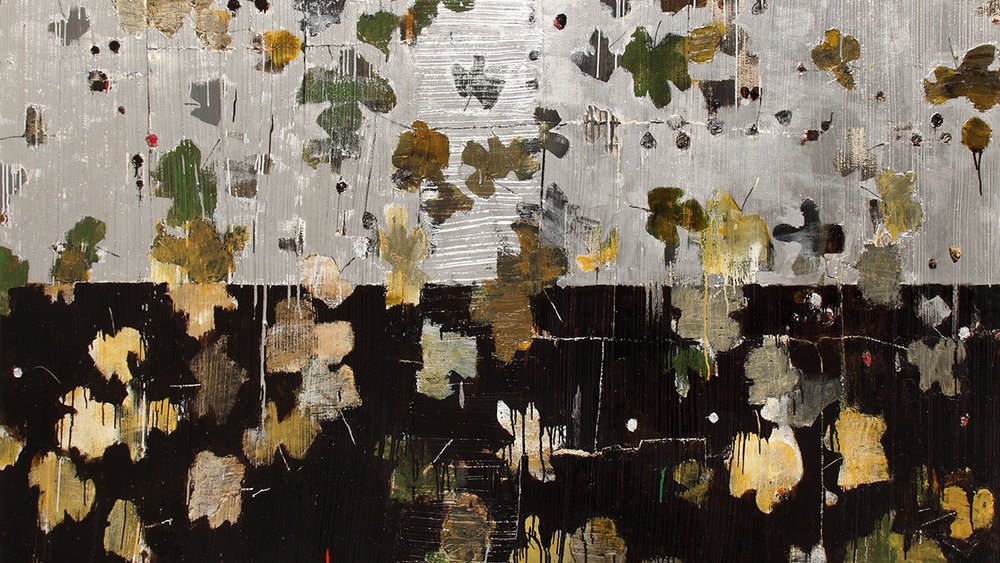 L'image présente une composition abstraite avec des taches de peinture de couleurs variées, notamment des tons argentés, verts, et noirs. On peut remarquer un motif qui évoque des feuilles ou des formes organiques, disposées de manière aléatoire sur un fond texturé. Les différentes couches de couleur créent un contraste et une richesse visuelle, donnant une impression de profondeur et de mouvement. L'ensemble dégage une atmosphère à la fois naturelle et contemporaine.