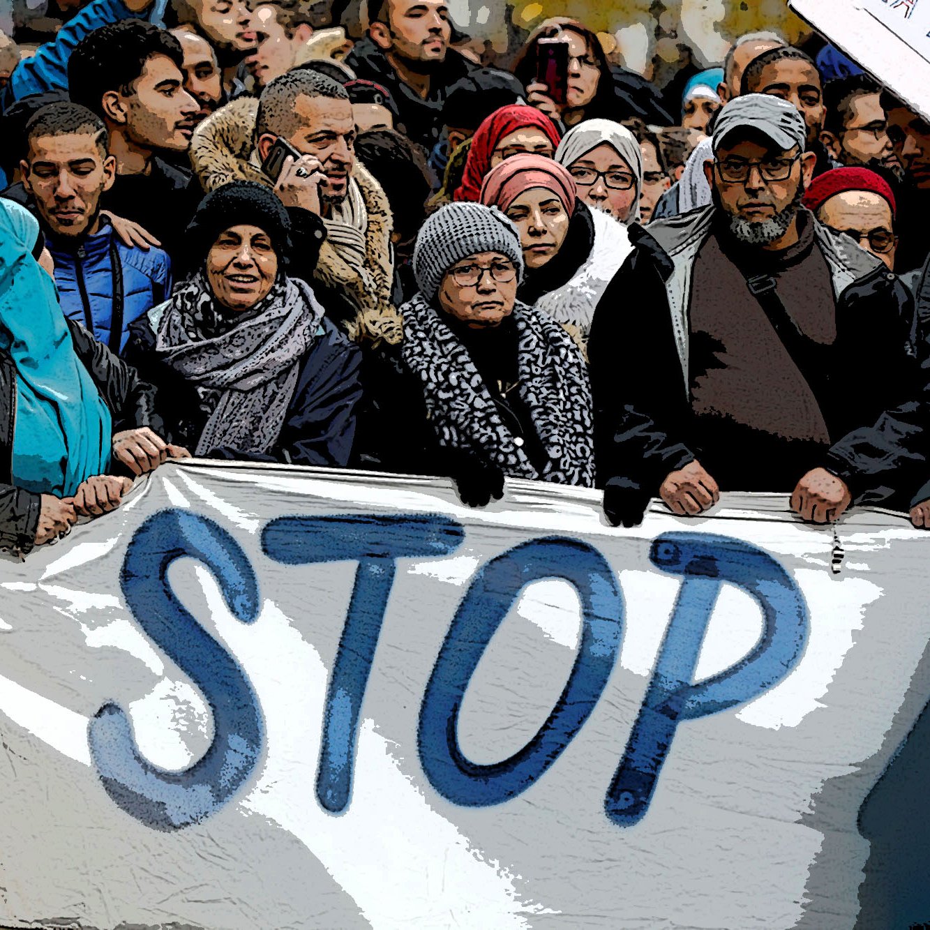 تصویر یک تجمع اعتراضی را نشان می‌دهد که در آن افراد مختلفی در حال ایستادن هستند. آن‌ها یک بنر بزرگ را در دست دارند که روی آن کلمه "STOP" نوشته شده است. جمعیت شامل مردان و زنان با پوشش‌های متفاوت است، و به نظر می‌رسد که آن‌ها خواسته یا نگرانی خاصی را بیان می‌کنند. پس‌زمینه شلوغ و چندنفره است که احساس اتحاد و جنبش اجتماعی را ایجاد می‌کند.