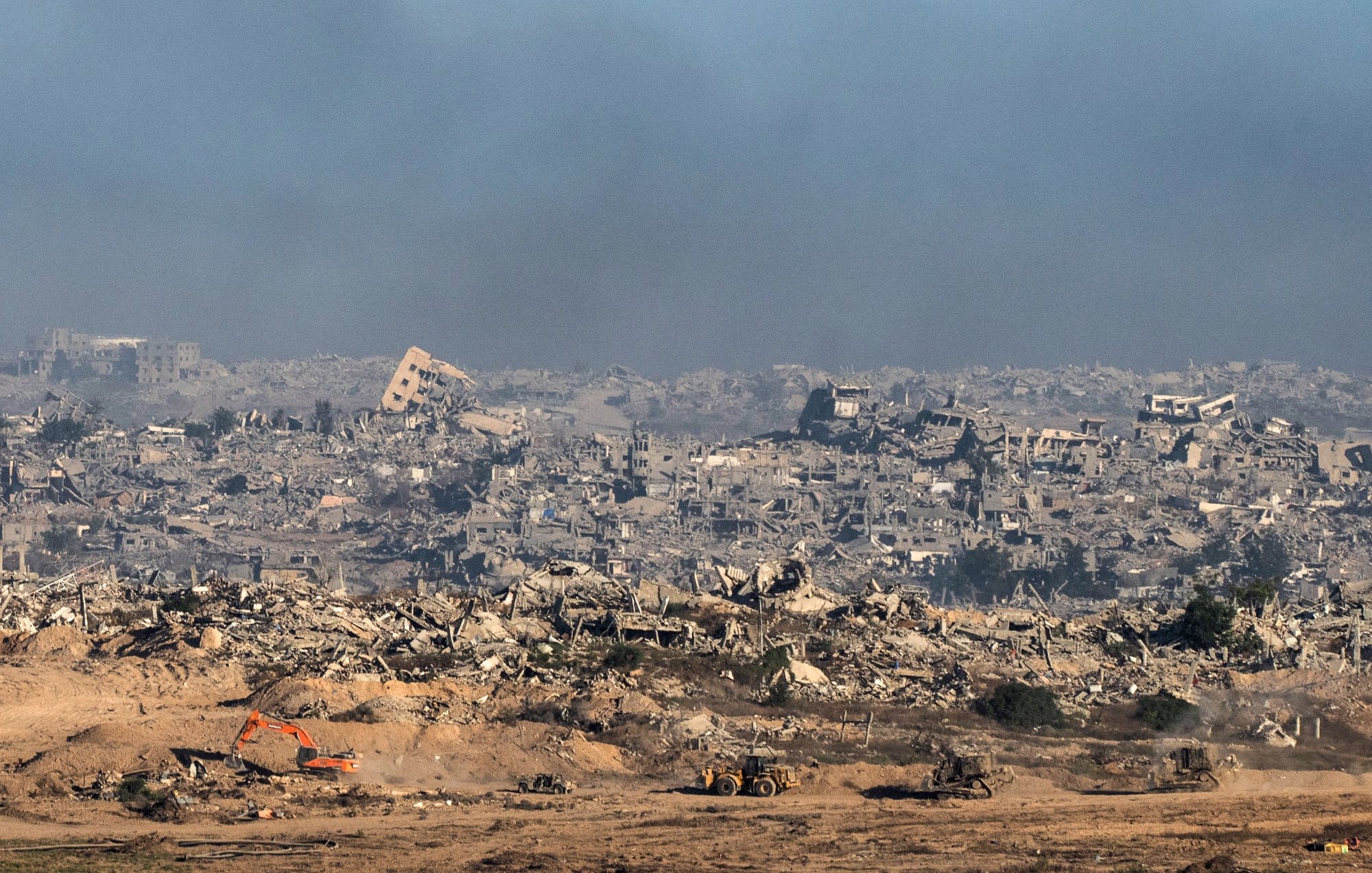 Un paesaggio distrutto, edifici in rovina e macchine operativo nel caos di un conflitto.