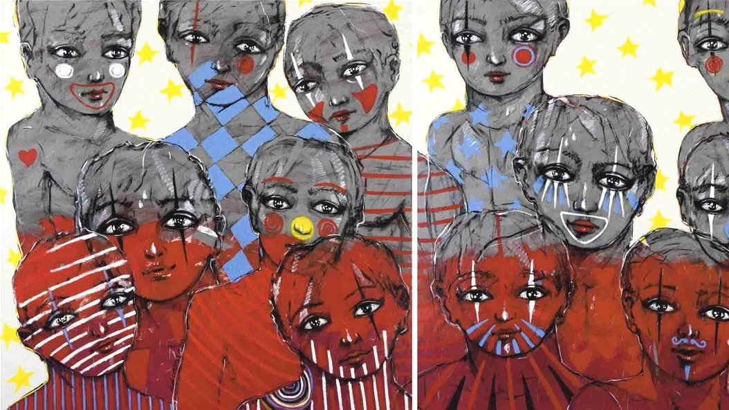 L'image présente un ensemble de visages stylisés, regroupés de manière artistique. Les visages, qui semblent appartenir à des personnes de différentes origines, sont peints avec des motifs variés comme des rayures et des cercles colorés. On note une utilisation de couleurs vives telles que le rouge, le bleu et le jaune, qui ajoutent une dimension expressive à l'œuvre. L'arrière-plan est décoré de petites étoiles, renforçant le caractère ludique et multifacette de cette composition. L'ensemble dégage une impression de diversité et d'unité à travers l'art.