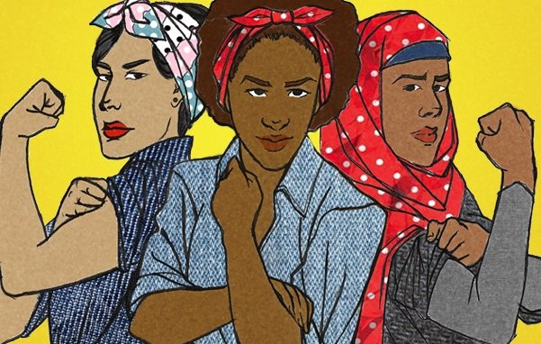 L'image présente trois femmes qui se tiennent côte à côte, chacune dans une pose de force, avec un geste de poing levé. Elles portent des vêtements colorés et des foulards, ajoutant une touche de style unique à chacune. L'arrière-plan est jaune, ce qui crée un contraste vibrant avec leurs tenues. Cette illustration évoque la solidarité et l'émancipation féminine.
