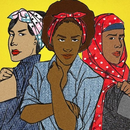 L'image présente trois femmes qui se tiennent côte à côte, chacune dans une pose de force, avec un geste de poing levé. Elles portent des vêtements colorés et des foulards, ajoutant une touche de style unique à chacune. L'arrière-plan est jaune, ce qui crée un contraste vibrant avec leurs tenues. Cette illustration évoque la solidarité et l'émancipation féminine.