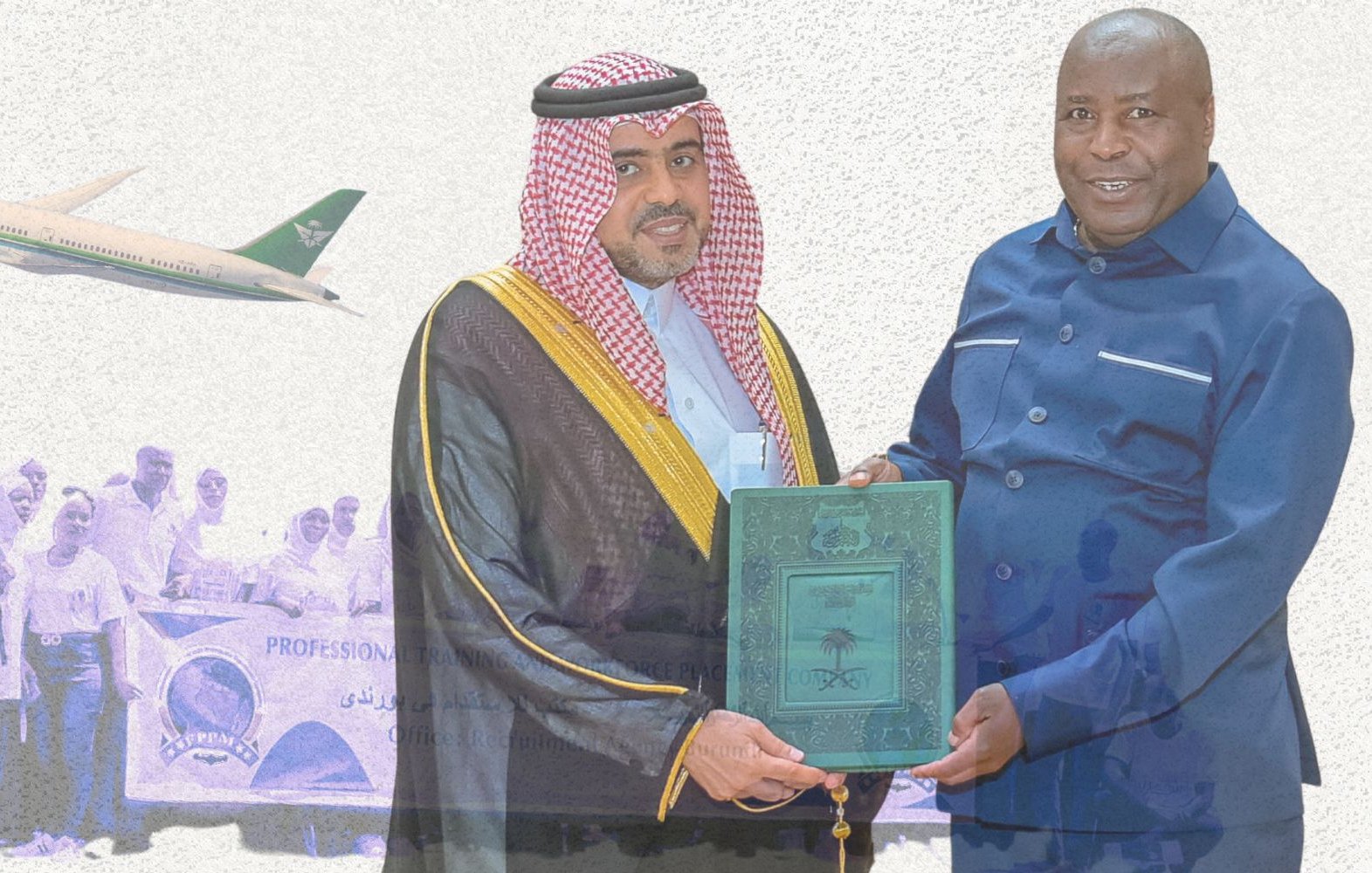 Remise de prix avec des représentants en tenue formelle, avion en arrière-plan.