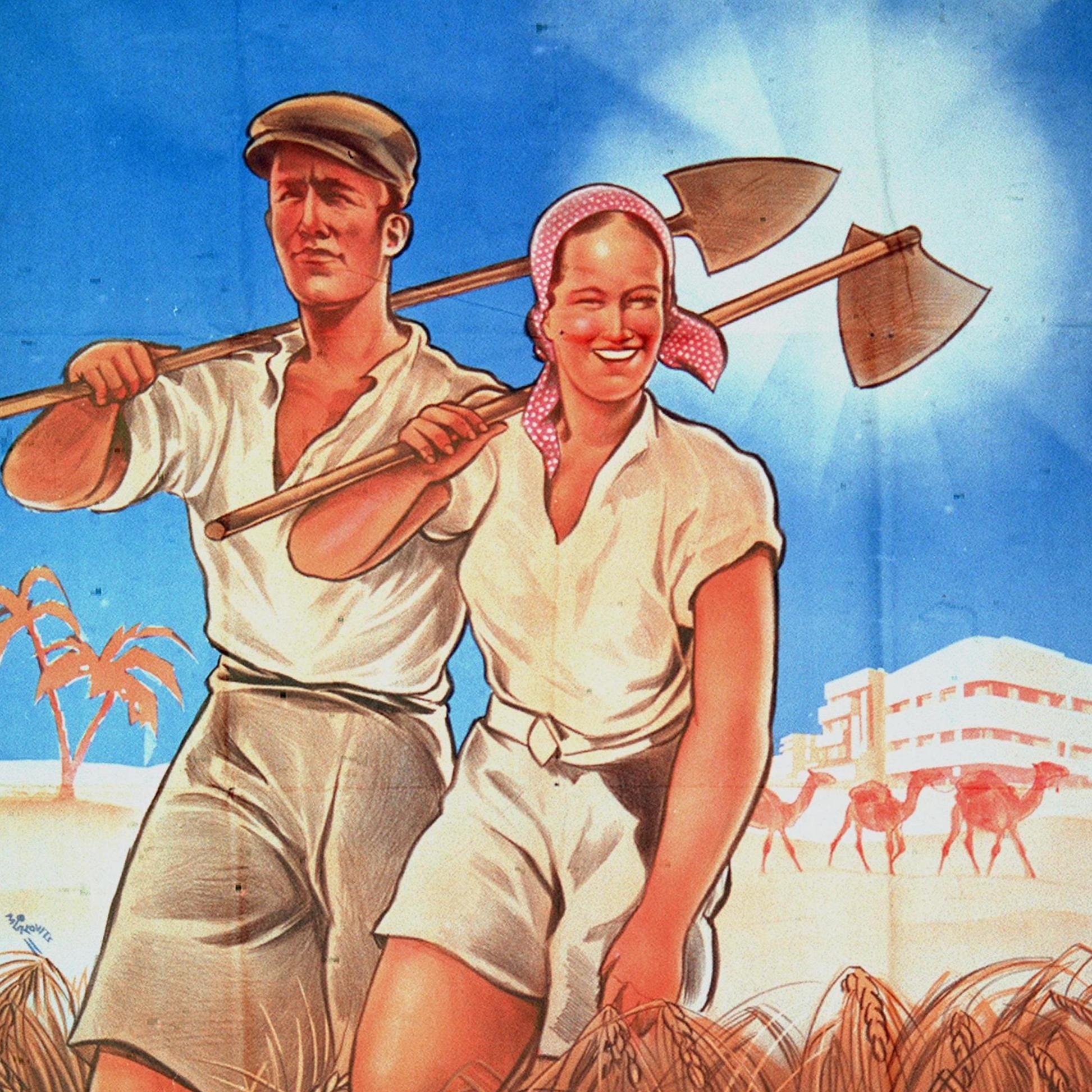 L'image présente un couple de travailleurs agricoles, un homme et une femme, souriant et portant des outils de travail. Ils se tiennent debout dans un paysage de champ, avec des palmiers en arrière-plan. L'homme est vêtue d'une chemise blanche et d'un pantalon court, tandis que la femme porte également une chemise blanche et un foulard autour de la tête. La lumière du soleil éclaire la scène, créant une atmosphère positive et dynamique, évoquant un sens de la coopération et de l'espoir. En arrière-plan, on peut apercevoir des chameaux et un bâtiment, ajoutant une touche de contexte au cadre rural.