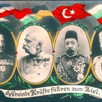 L'image représente une sorte de carte postale qui montre quatre portraits de figures militaires ou politiques. Chaque portrait est encadré avec des motifs ornementaux. Les personnages sont probablement des chefs d'État ou des généraux, chacun portant des médailles et des uniformes distinctifs. Au-dessus des portraits, il y a des drapeaux de différents pays et une inscription en allemand qui se traduit par "Des forces unies mènent à l'objectif". Cela suggère un thème de coalition ou d'alliance entre les nations représentées.