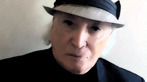 L'image montre un homme portant un chapeau gris avec un ruban noir. Il a l'air sérieux et regarde directement l'objectif. Son expression est neutre, et il porte un vêtement noir. L'arrière-plan est clair et peu détaillé, ce qui met l'accent sur son visage et sa tenue. Le style de l'image donne une impression artistique, avec un effet de peinture ou de dessin.