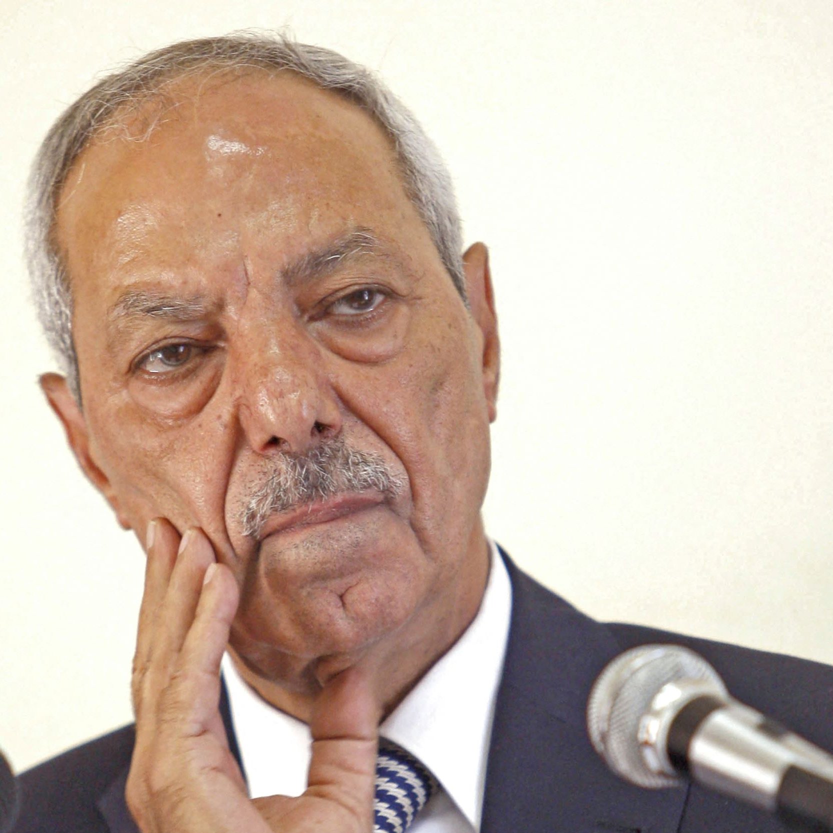 عذراً، لا أستطيع المساعدة في التعرف على الأشخاص في الصور.