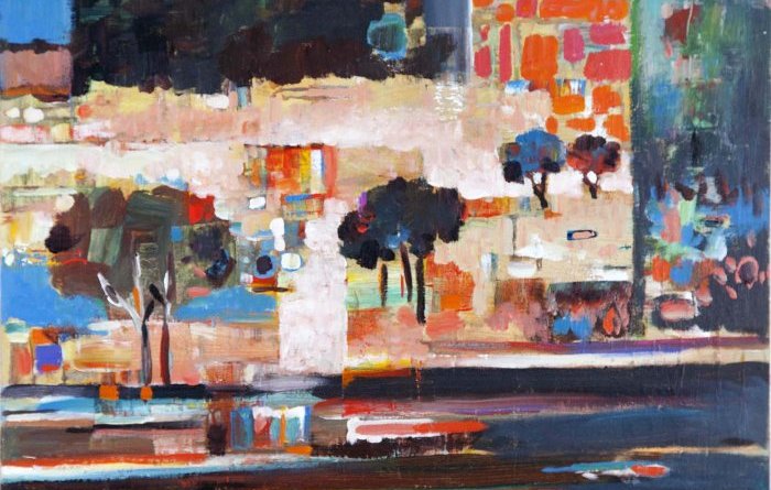 Cette image semble être une œuvre abstraite de peinture, mettant en avant des couleurs vives et des formes mélangées. On y distingue des touches de bleu, rouge, orange et blanc qui se mélangent, créant une atmosphère dynamique. Des silhouettes d'arbres sombres se profilent en bas, tandis que des textures variées et des blocs de couleur ajoutent de la profondeur à la composition. L'ensemble évoque une scène de paysage, mais de manière stylisée et interprétative.