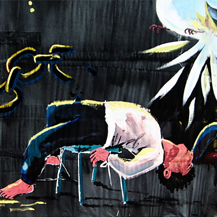 تظهر في الصورة شخصية مستلقية على كرسي، يبدو أنها في حالة تعب أو استسلام. يُظهر الرسم سلاسل مثبتة تشير إلى القيود أو العوائق. الخلفية مظلمة وتحتوي على تفاصيل فنية مثل الأشكال المنحنية والألوان المتباينة، مما يعكس شعوراً بالضيق أو الشجن. يبدو أن الصورة تعبر عن موضوعات مثل العبودية، الفقدان، أو المعاناة.