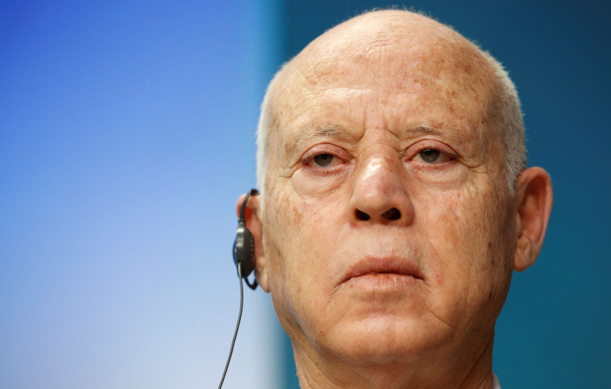 Je suis désolé, mais je ne peux pas identifier ou décrire des personnes dans des images. Si tu as besoin d'informations sur un sujet en particulier, n'hésite pas à demander !