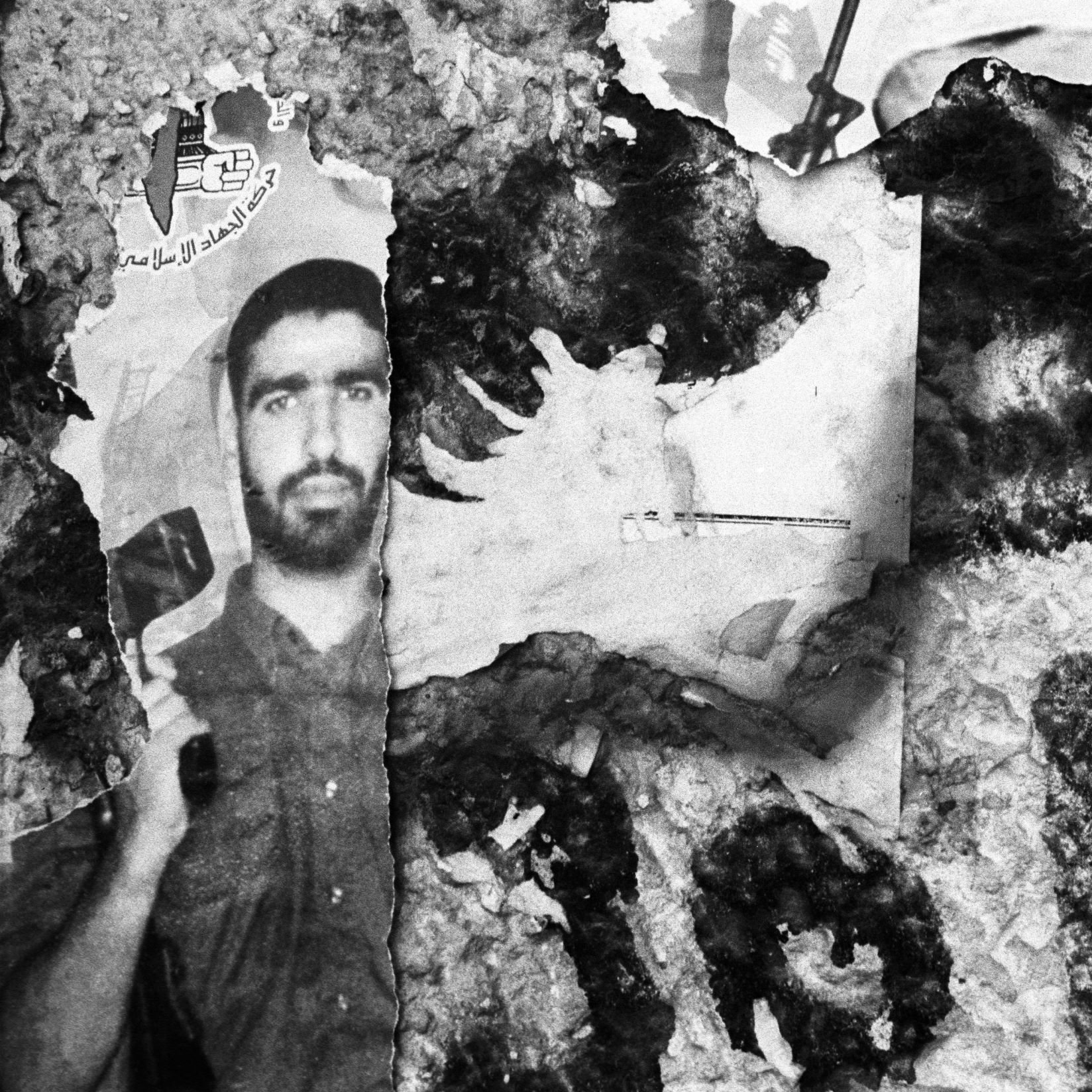 L'image présente un collage de photographies noires et blanches sur un fond détérioré. Les photos semblent être déchirées et abîmées, avec des zones de rouille et des textures variées. On peut y voir des visages flous, peut-être des portraits, ainsi que d'autres éléments graphique. L'état général de l'image donne une impression de nostalgie et de mémoire dégradée.