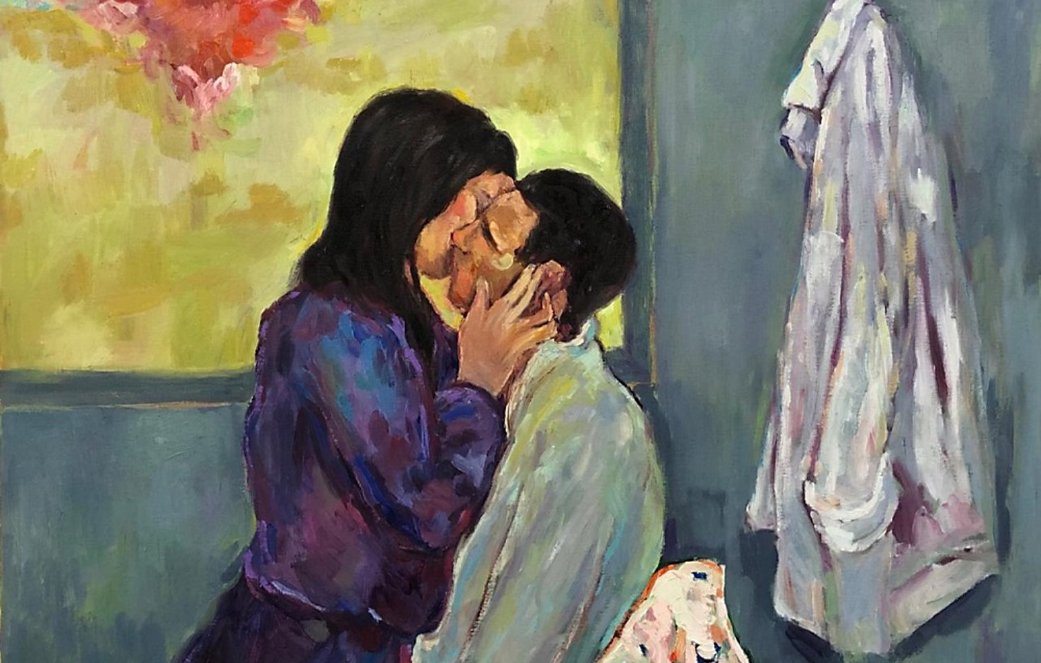 L'image représente un couple s'embrassant tendrement, reflétant une profonde connexion émotionnelle. La femme, vêtue d'une robe sombre, est penchée vers l'homme, qui porte une chemise claire. Le fond est composé de couleurs chaudes et douces, avec une touche de verdure et des fleurs, créant une ambiance intime. Un vêtement est accroché au mur, ajoutant une touche de quotidien à la scène. L'ensemble de l'œuvre dégage une atmosphère d'amour et de passion.