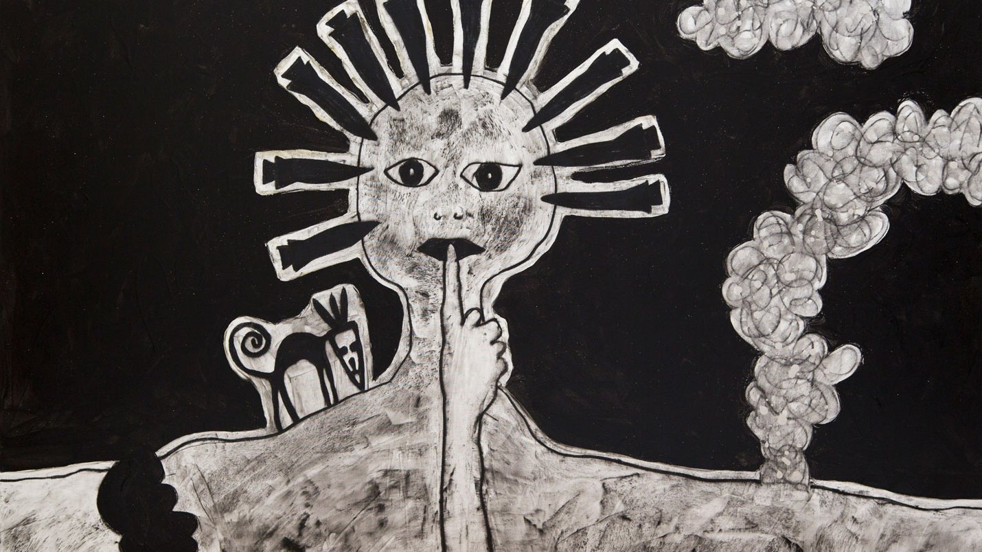 L'image représente une figure stylisée, où le visage est symbolisé par un soleil avec des rayons. Les yeux sont grands et expressifs, et une main se positionne devant la bouche en signe de silence. À côté de la figure se trouve une silhouette d'un animal, suggérant une connexion à la nature. Le fond est sombre, contrastant avec les éléments blancs et créant une ambiance intrigante. Des nuages de fumée ou de vapeur s'élèvent à droite, ajoutant une dimension mystérieuse à la composition.