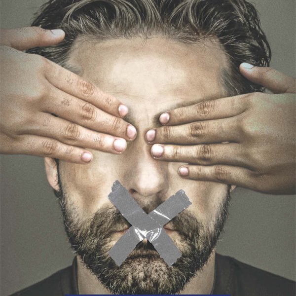 L'image représente un homme avec une barbe qui a les yeux couverts par des mains. Son visage affiche une expression sérieuse et déterminée. Sur sa bouche, il y a une croix qui symbolise le silence, tandis qu'en dessous, on peut lire en lettres majuscules "JOURNALISM IS NOT A CRIME" (Le journalisme n'est pas un crime) et le hashtag "#FREEAJSTAFF". L'ensemble de l'image semble véhiculer un message fort en faveur de la liberté de la presse et de la protection des journalistes.