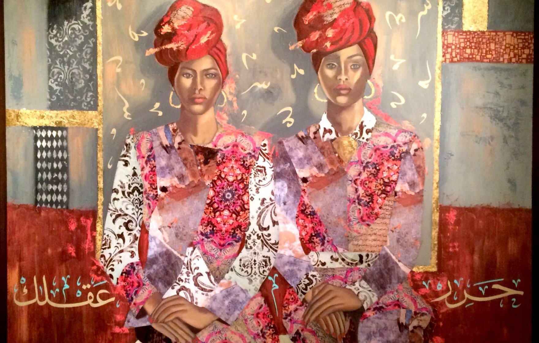 L'image représente une œuvre d'art colorée et riche en textures, illustrant deux femmes assises côte à côte. Elles portent des vêtements traditionnels ornés de motifs vibrants et des turbans rouges. Le fond de la toile est composé de diverses teintes et motifs, y compris des éléments géométriques et des touches dorées, créant une atmosphère à la fois moderne et culturelle. Des inscriptions en arabe ajoutent une dimension textuelle et symbolique à la composition. L'ensemble dégage une impression de force et de sérénité.