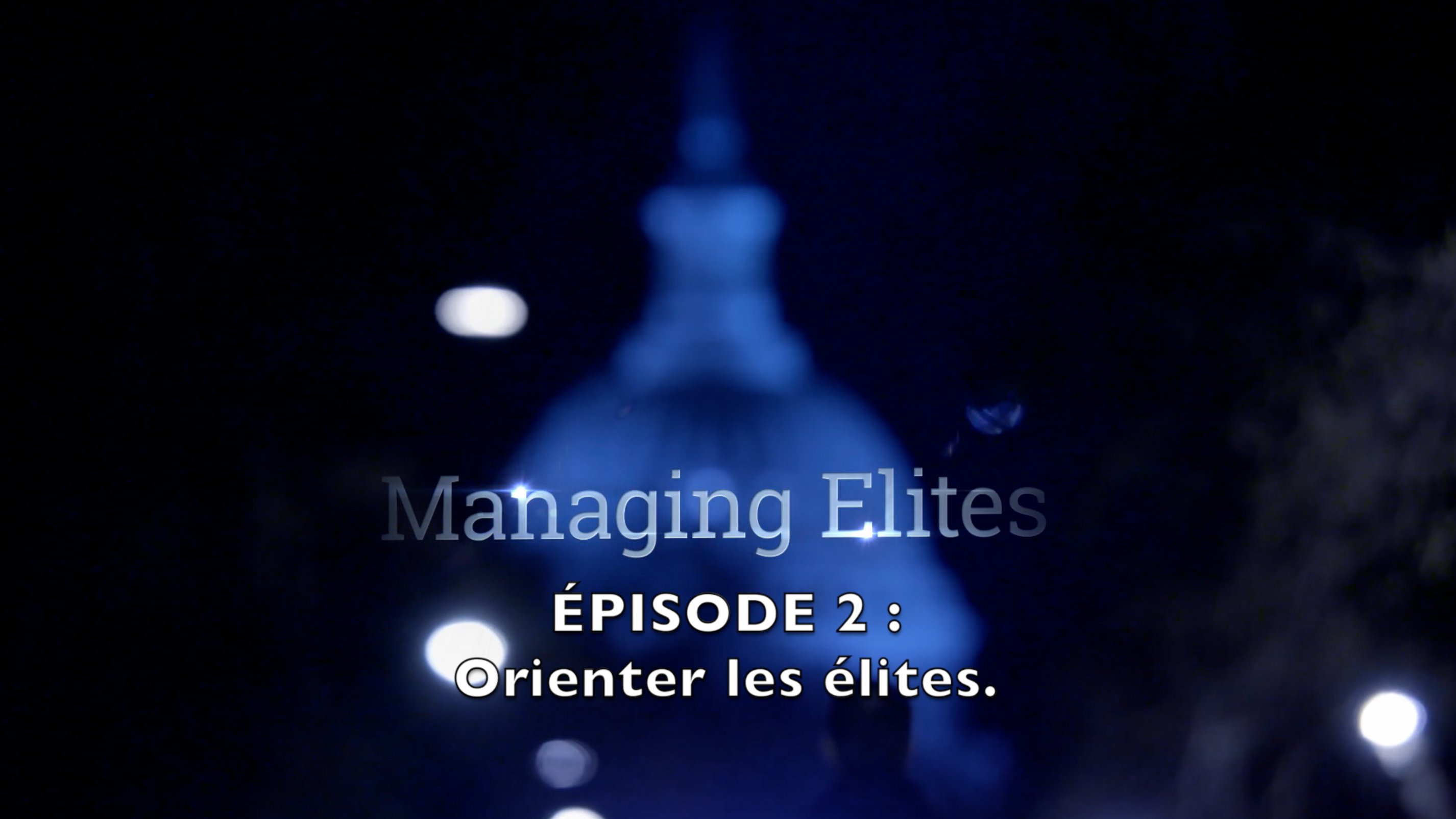 L'image présente un fond flou avec des lumières diffusées, créant une ambiance nocturne. Au premier plan, on peut lire le titre "Managing Elites" en haut, et en bas, le texte "ÉPISODE 2 : Orienter les élites." Le tout suggère un contexte de réflexion sur les dynamiques de pouvoir et de leadership, probablement lié à un documentaire ou une série.