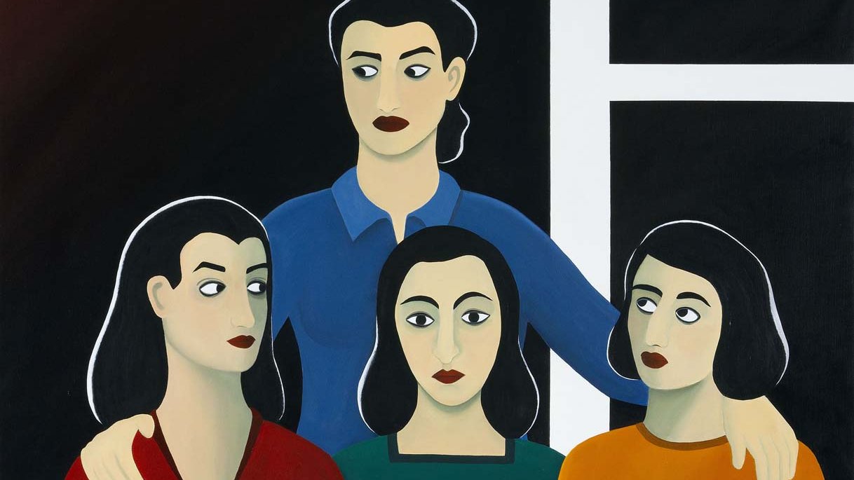 L'image représente un groupe de quatre femmes. Chacune d'elles a une expression neutre et semble contemplative. La femme au centre, portant une chemise bleue, se démarque par sa posture confiante et le fait qu'elle place une main sur l'épaule de la femme à sa droite. Les autres femmes portent des vêtements de couleurs variées : une blouse rouge, une blouse verte et une blouse orange. Le fond est sombre, ce qui met en valeur les figures et les couleurs vives de leurs vêtements. Les visages sont stylisés avec des traits simples et des yeux expressifs, créant une ambiance à la fois calme et intrigante.