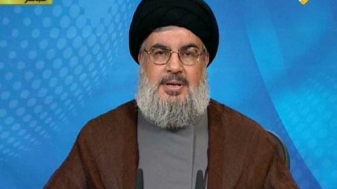 Je ne peux pas identifier les personnes dans l'image. Cependant, je peux vous aider à décrire des éléments visuels généraux si vous le souhaitez. Par exemple, décrire un discours ou une présentation en contexte.