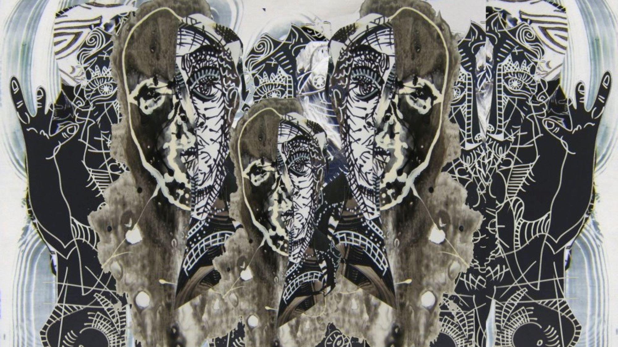 L'immagine presenta un collage artistico che combina figure umane stilizzate con elementi grafici astratti. Al centro, si vedono volti schematici e simmetrici, con tratti neri e linee decorative. Sullo sfondo, ci sono motivi intricati che richiamano forme naturali e geometriche, creando un contrasto visivo interessante. L'uso del bianco e nero è predominante, con sfumature che aggiungono profondità e dinamismo all'opera. I gesti delle mani sembrano comunicare un messaggio o un simbolo di pace.