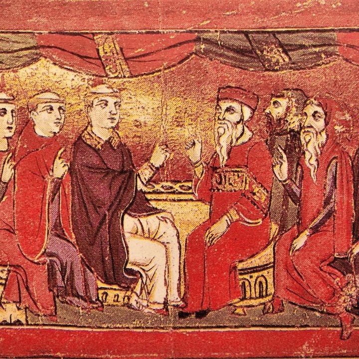 Cette image représente une scène médiévale, probablement une réunion ou un conseil. On y voit plusieurs personnages assis autour d'une table, certains portant des vêtements riches et des chapeaux distinctifs. L'un des hommes, au centre de l'image, semble être en train de parler, tandis que les autres l'écoutent attentivement. L'arrière-plan est décoré de drapés et de motifs stylisés, ajoutant une touche d'opulence à la scène. Les visages sont stylisés, avec une expression sérieuse, ce qui suggère que la discussion est importante.