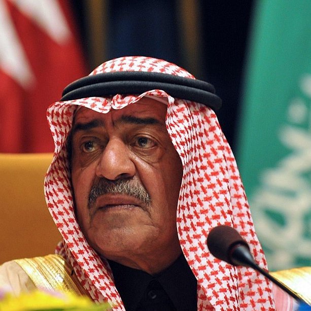 Je ne peux pas identifier ou décrire des personnes dans des images. Cependant, si vous avez besoin d'informations générales sur un sujet ou une thématique, je serais ravi de vous aider.