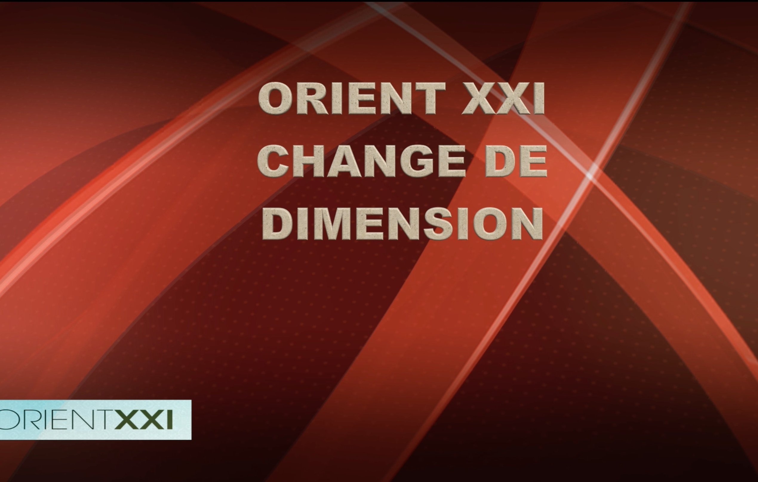 L'image présente un fond rouge avec des motifs dynamiques. Au centre, il y a un texte en grandes lettres qui indique "ORIENT XXI CHANGE DE DIMENSION". En bas à gauche, on peut voir le logo d'Orient XXI. Cette composition évoque un sens de modernité et de changement.