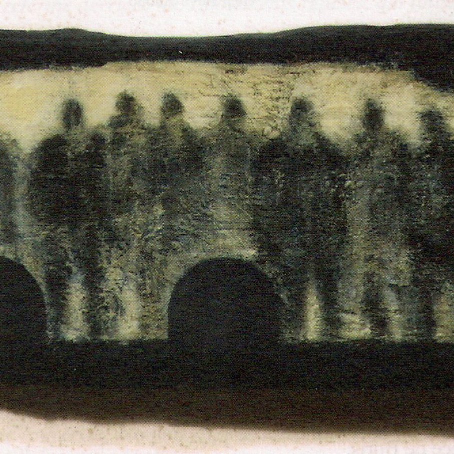 L'image représente une surface de pierre ou un bloc avec des silhouettesombres. On peut discerner des formes qui semblent représenter des figures humaines, disposées de manière à suggérer une sorte d'interaction ou de rassemblement. Le contraste entre le noir de la pierre et les teintes plus claires des silhouettes crée un effet visuel intéressant, évoquant peut-être des thèmes de mémoire ou de présence. Les contours des silhouettes sont flous et indistincts, ajoutant une dimension mystérieuse à l'œuvre.