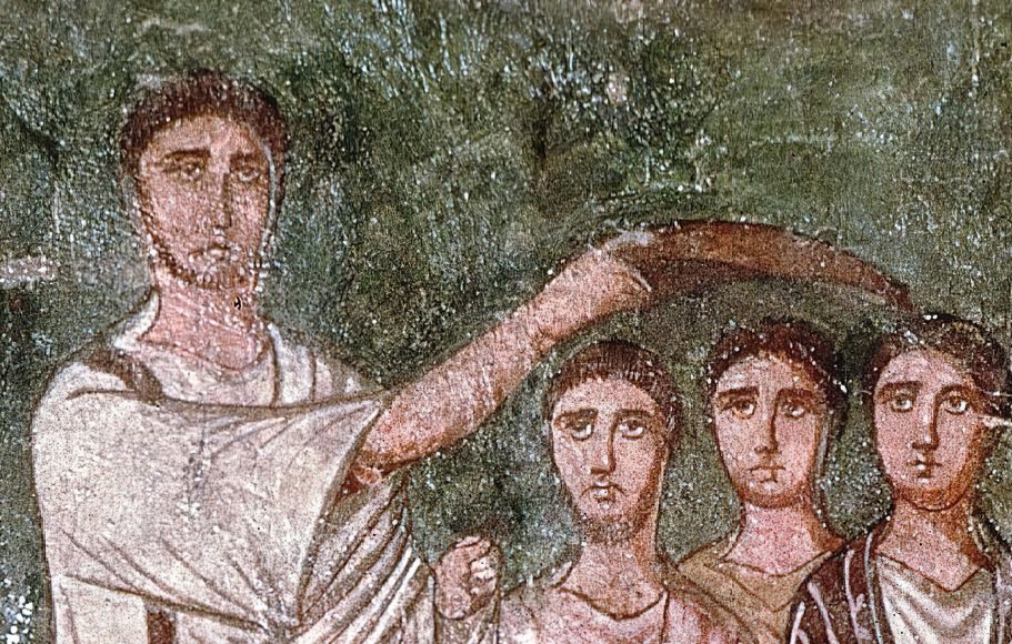 L'image représente une scène historique ou mythologique, probablement une fresque antique. On y voit une figure centrale, habillée d'une robe qui pourrait indiquer une certaine importance, levant un objet au-dessus de trois autres personnages. Ces derniers semblent attentifs et affichent des expressions variées, potentiellement de la curiosité ou de l'étonnement. L'ensemble de l'œuvre évoque une atmosphère narrative et dramatique, typique des fresques de l'époque romaine ou hellénistique. Les détails des visages et des vêtements montrent un souci de représentation réaliste et expressive.