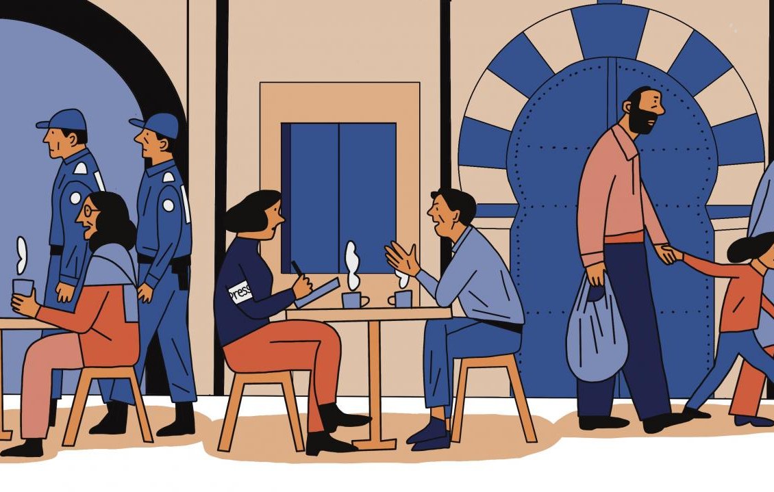 Scène d'un café animé avec des policiers, deux couples et un père avec son enfant.