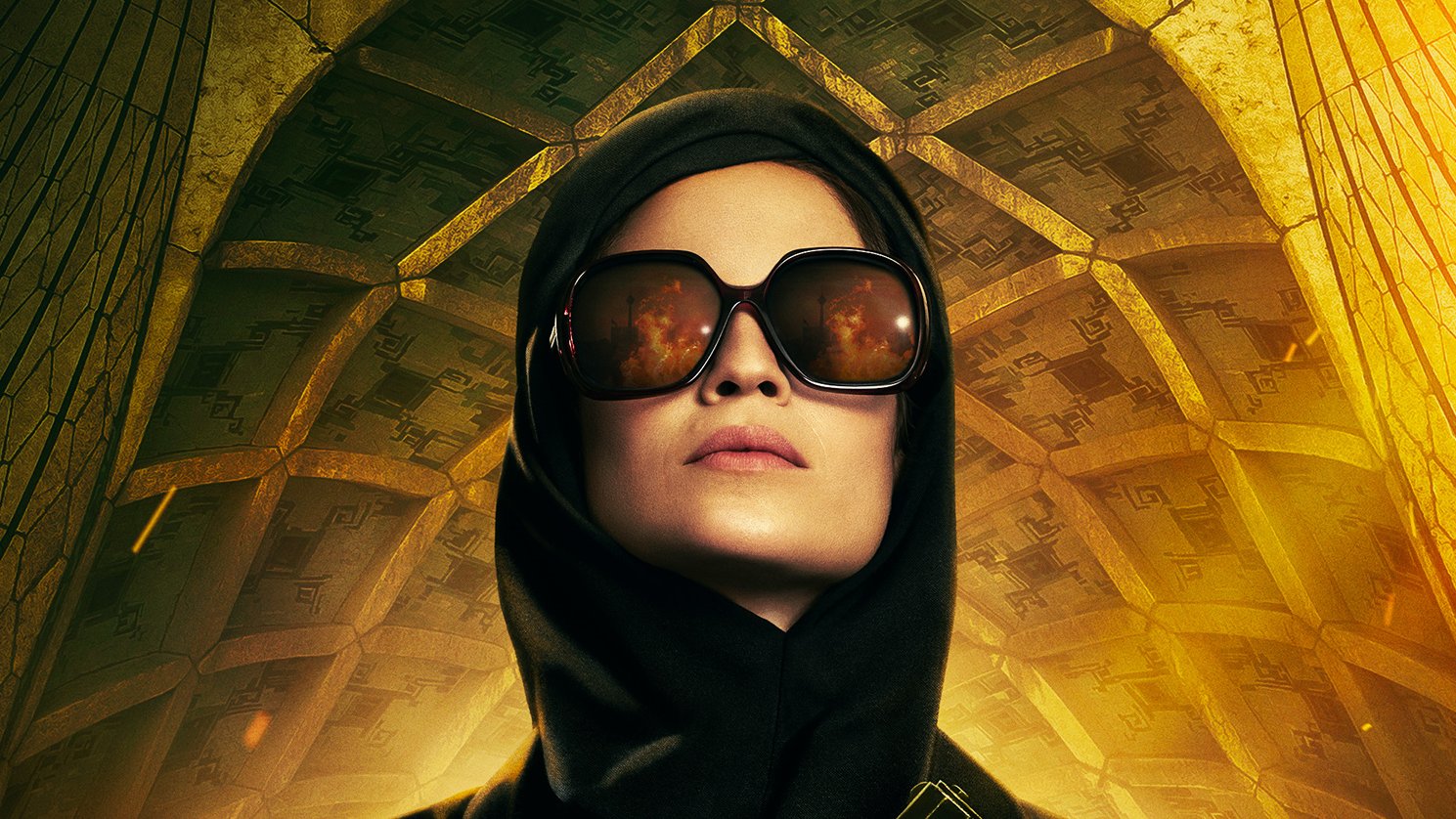 تظهر في الصورة امرأة ترتدي نظارات شمسية وقبعة سوداء، وتحمل مسدسًا. يتميز الخلفية بتصميم معمارية معقدة، حيث تظهر تفاصيل ذهبية وأشكال هندسية، مما يضفي على الصورة طابعًا غامضًا وقويًا. يبدو أن تعبير وجهها يوحي بالثقة والقوة.