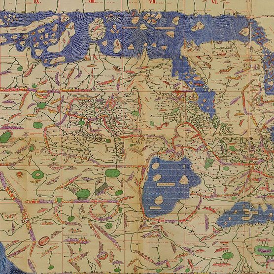 L'image représente une ancienne carte du monde, probablement une réplique ou une adaptation d'une carte de Ptolémée. On y voit diverses régions et méridiens dessinés, avec des indications géographiques comme des rivières, des montagnes et des villes, souvent en utilisant des symboles colorés. La carte est ornée de détails artistiques et de textes en latin ou en grec, faisant ressortir les connaissances géographiques de l'époque. La mer est représentée en bleu et des éléments naturels sont affichés, permettant une visualisation des paysages environnants.