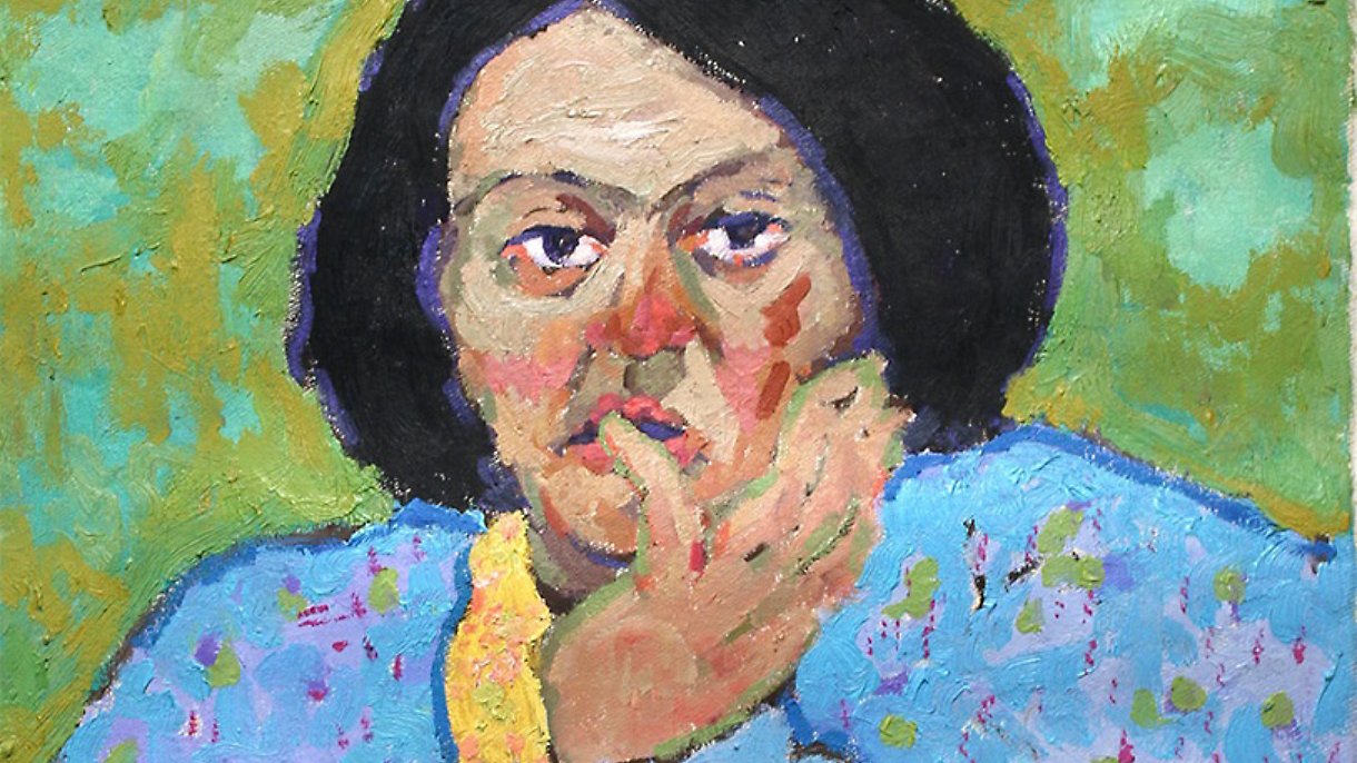 Portrait d'une femme au regard pensif, vêtue d'une blouse bleue et d'un collier jaune.