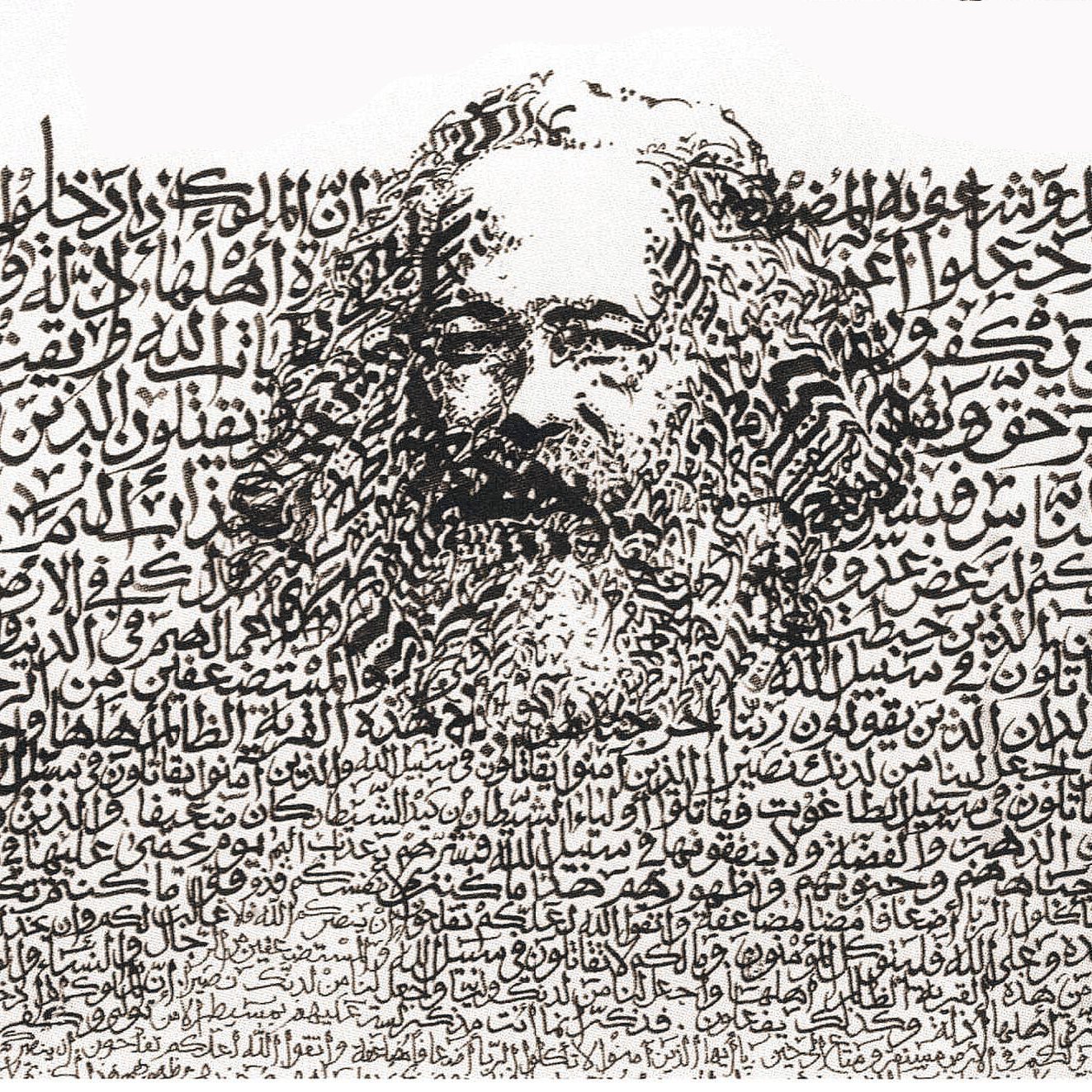 الصورة تحتوي على رسم لوجه شخصية معروفة، حيث يتم تشكيل الوجه باستخدام نصوص مكتوبة باللغة العربية. النصوص تبدو وكأنها أجزاء من اقتباسات أو أفكار. أسلوب التصميم يضيف بعدًا فنيًا، حيث يجمع بين الكتابة والرسم بطريقة متداخلة. هذه التقنية تعكس عمق المعاني والأفكار المرتبطة بالشخصية الممثلة.