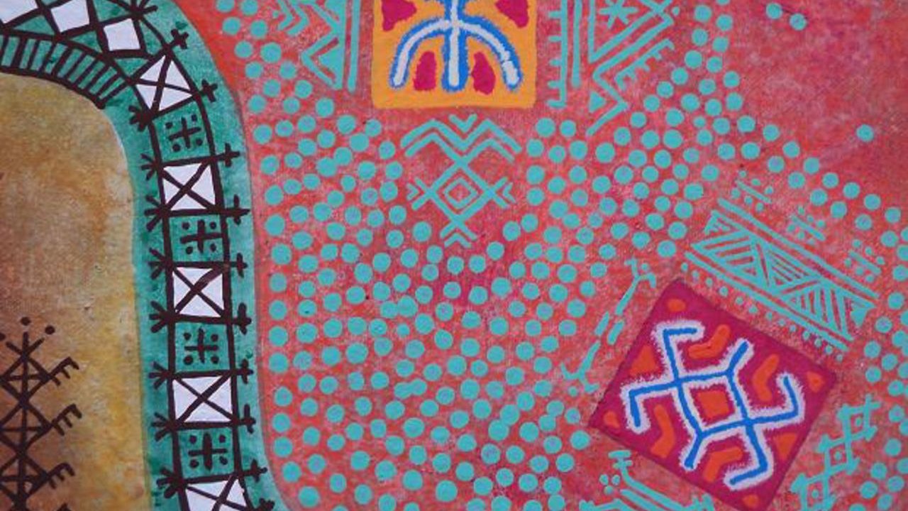 L'image présente un fond aux teintes chaudes, probablement rouges ou oranges, sur lequel se détachent des motifs colorés. On y voit des formes géométriques, notamment des croix et des figures stylisées, dessinées en bleu, jaune et noir. Ces motifs sont disposés de manière répétitive et créent une impression de texture et de complexité visuelle. Des points turquoise entourent également certaines de ces figures, ajoutant une touche dynamique à l'ensemble. La composition évoque un style artistique riche en culture et en tradition.